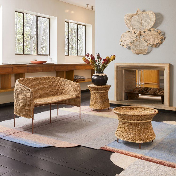 Caribe Natural 2-Sitzer Bank: Outdoor-Bank aus Rattan im Wohnzimmer mit Beistelltischen und Teppich.