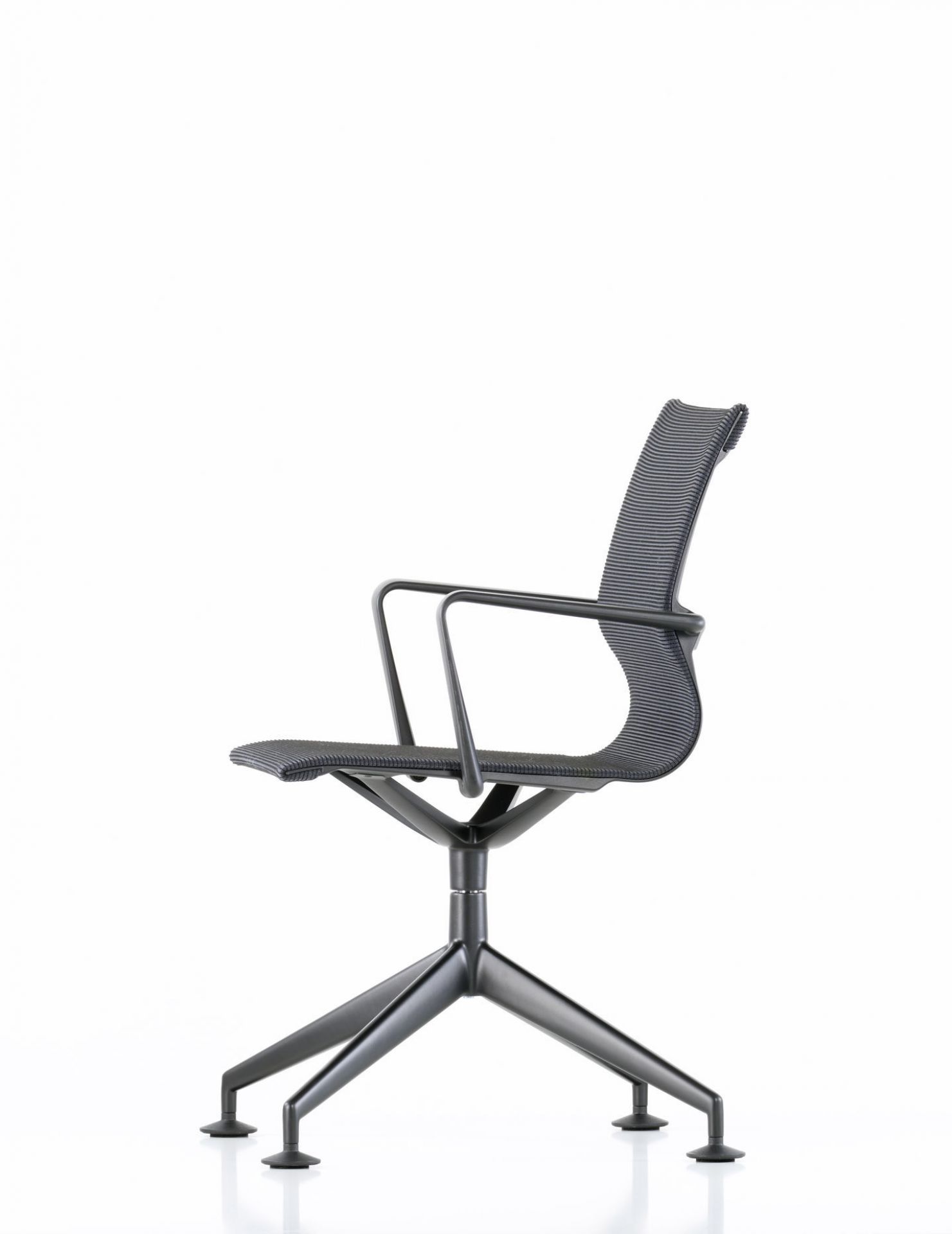 Schwarzer Physix Konferenzstuhl von Vitra mit Armlehnen und Vierfußgestell, seitliche Ansicht. Bürostuhl für Konferenzen.