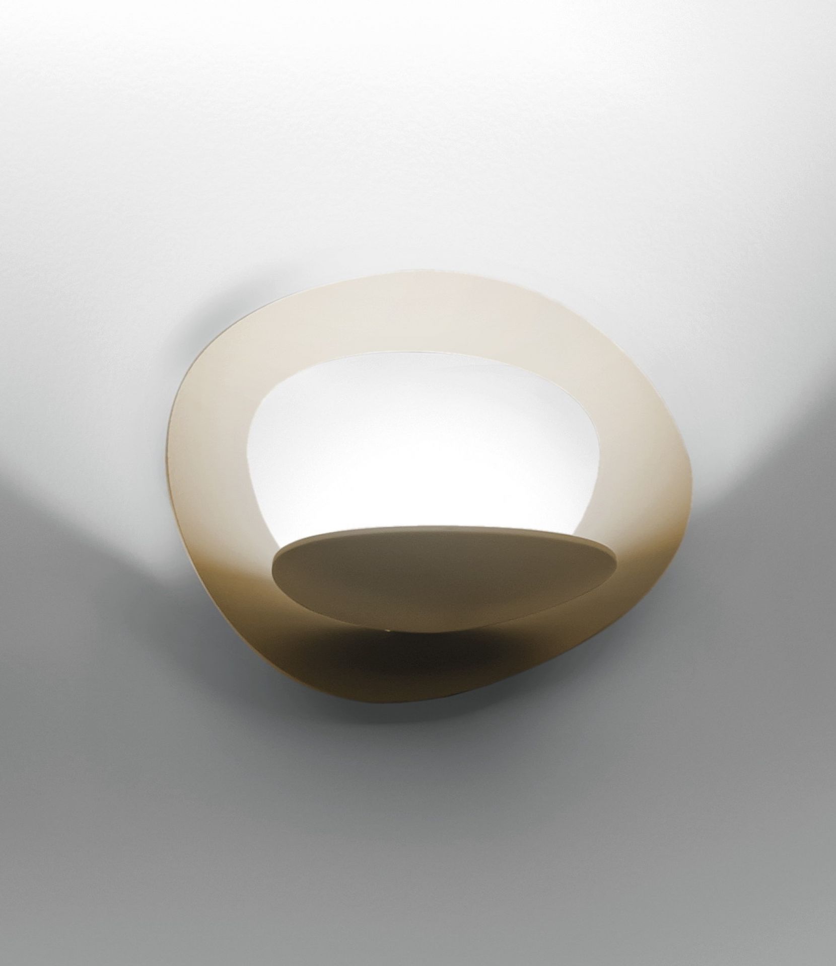 Pirce Micro LED Wandleuchte von Artemide: Moderne, goldfarbene Design-Wandlampe für indirekte Beleuchtung.