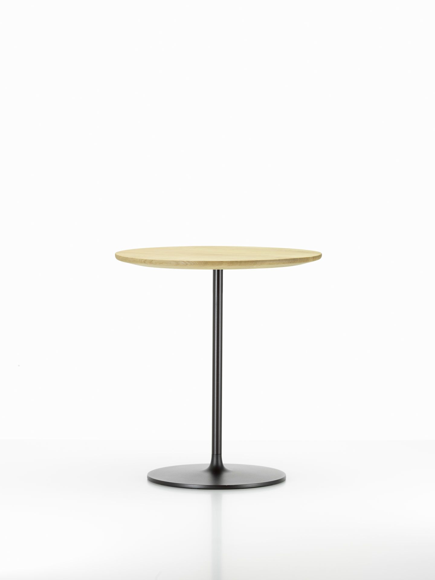 Vitra Occasional Low Table: Runder Beistelltisch mit hellem Holz und schwarzem Metallfuß.