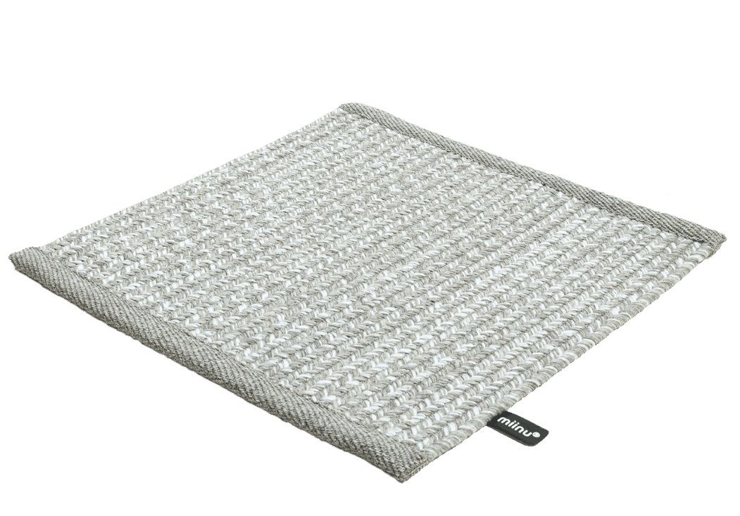 Vizoomy miinu Outdoor Teppich, quadratisch, grau-weiß meliert, gewebte Textur und graue Bordüre.