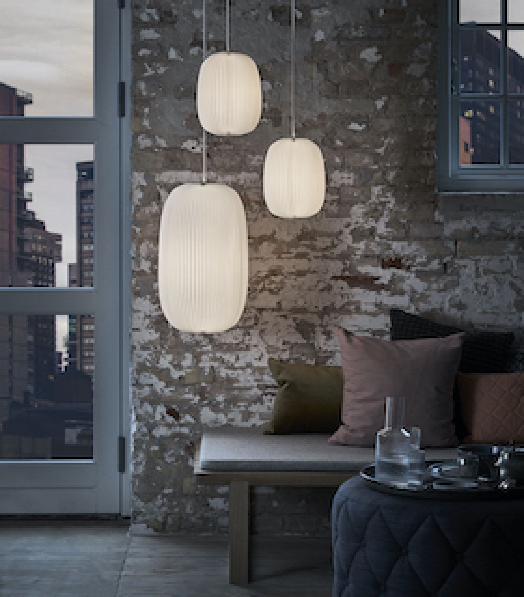 Drei Lamella Pendelleuchten von Le Klint in Goldoptik, moderne Hängelampe für Wohnräume.