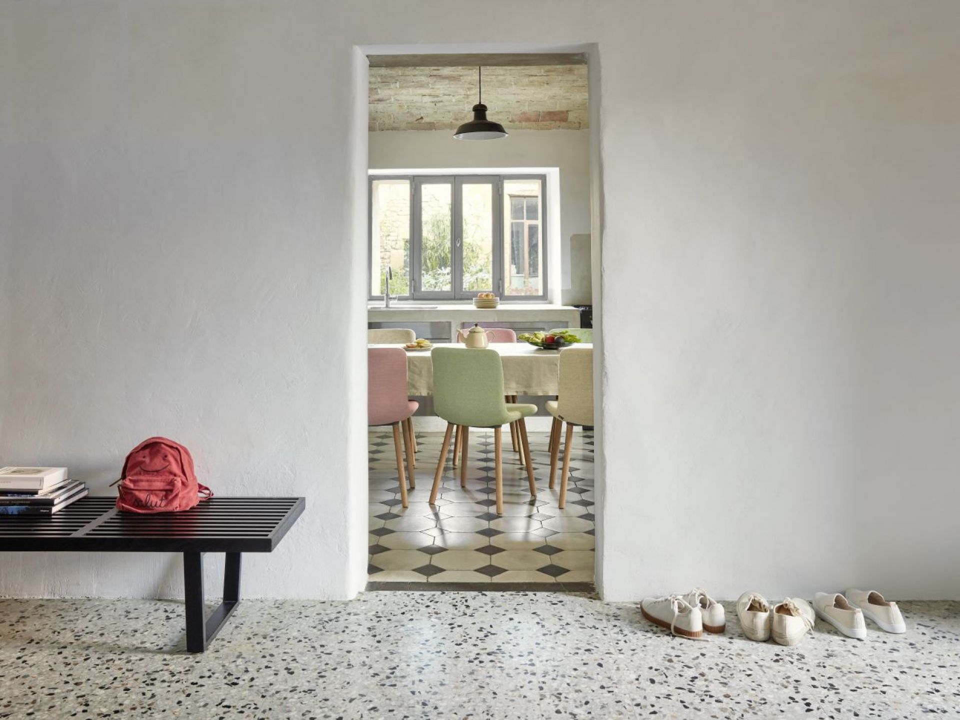 Innenaufnahme mit Hal Stühlen von Vitra in Pastellfarben am Esstisch.