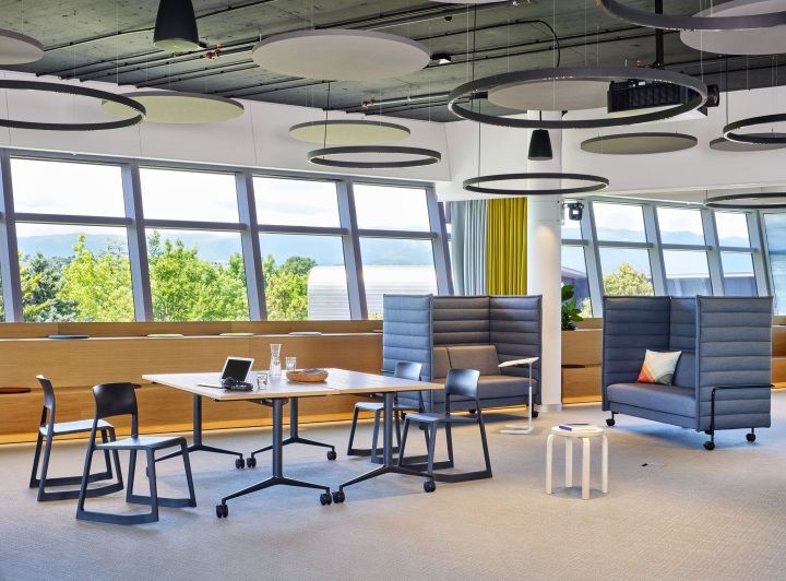 Heller Büroraum mit Vitra MedaMorph Klapptisch und Stühlen für moderne Arbeitsumgebung.