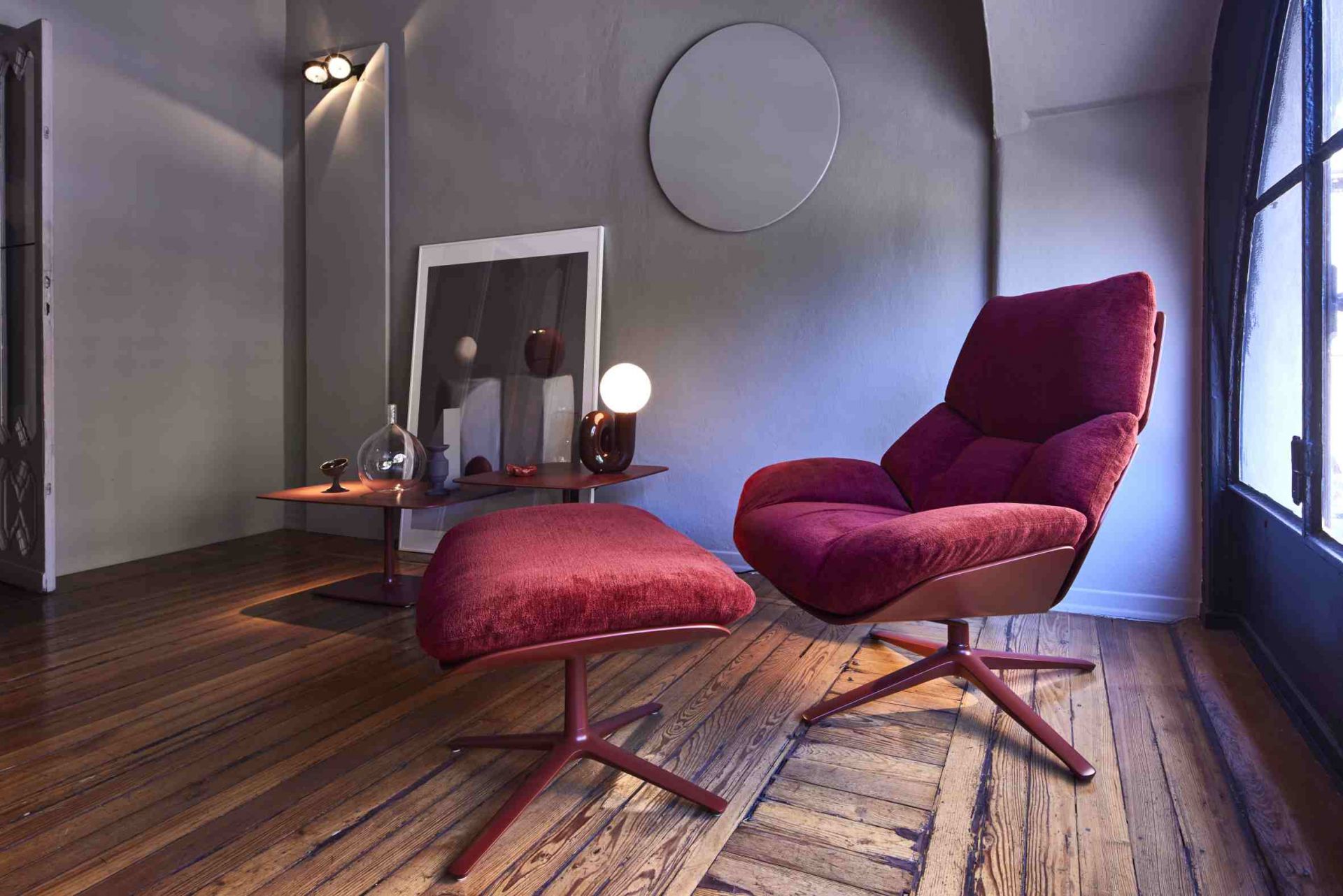 Nahaufnahme des Shrimp 23 Ottoman Hockers in bordeauxrot, passend zum Sessel, modernes Möbeldesign.