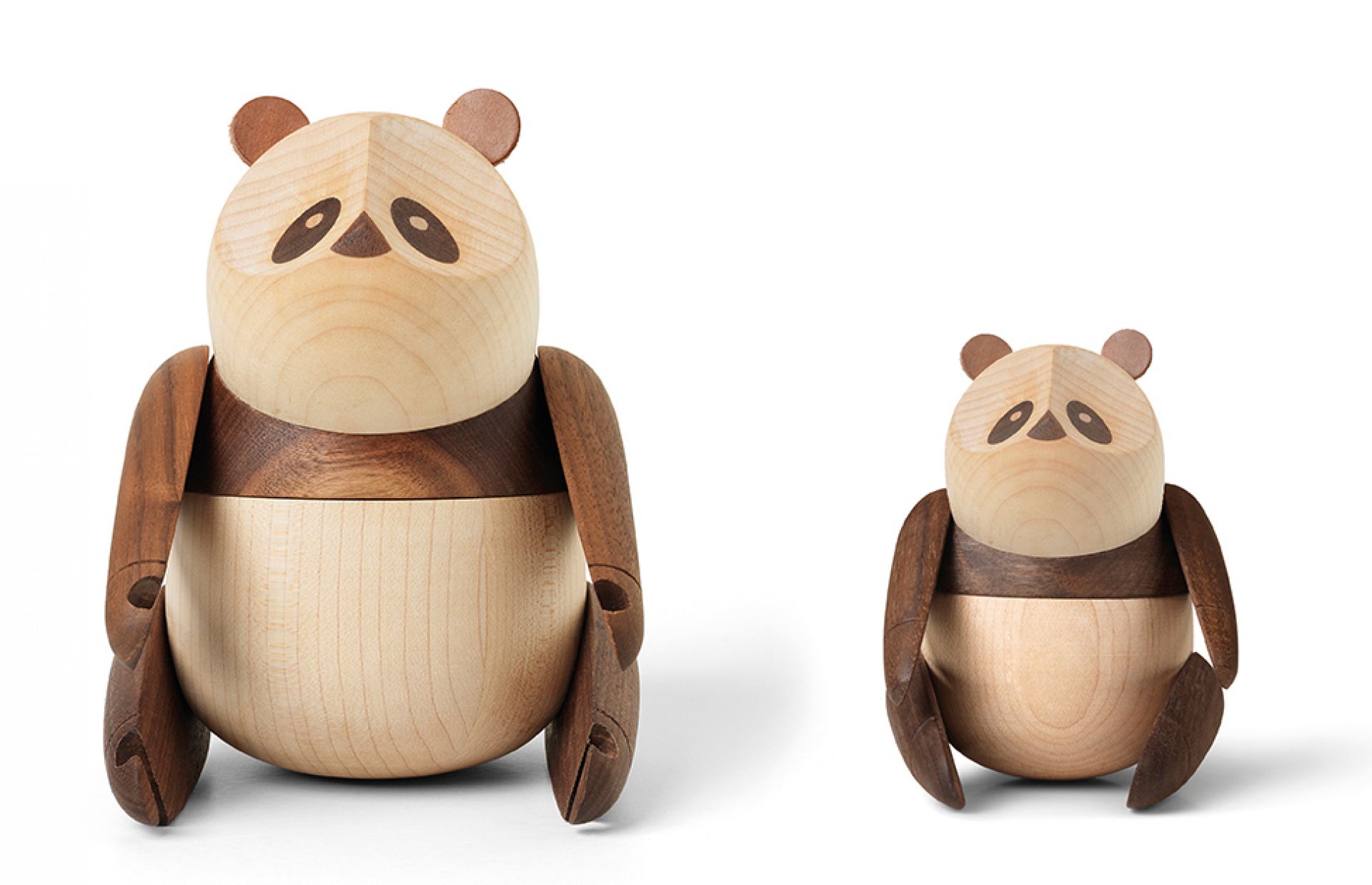 Zwei Architectmade Panda Holzfiguren, helles und dunkles Holz, dekorative Holztiere für Kinder.