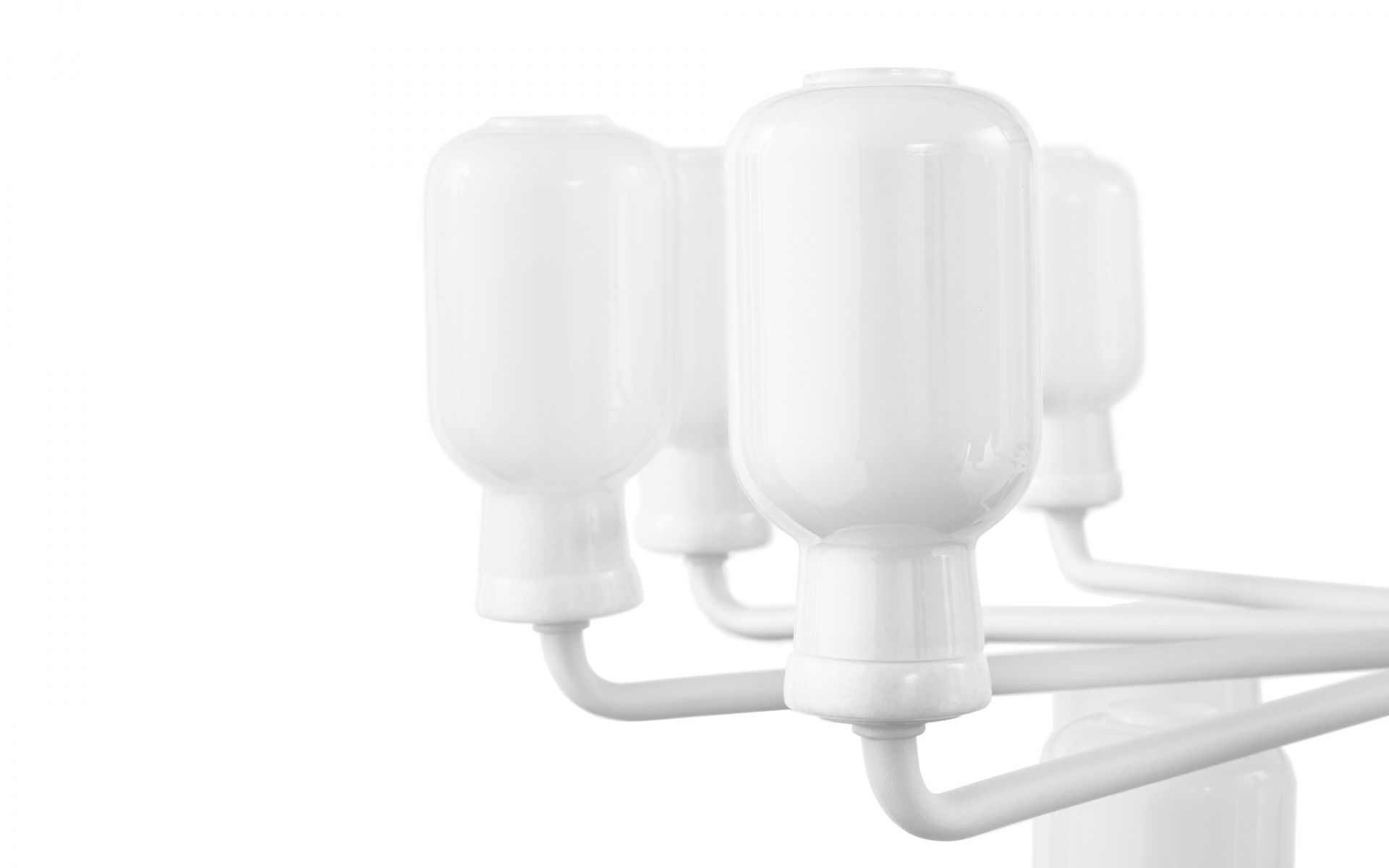 Detailaufnahme der weißen Amp Pendelleuchte von Normann Copenhagen, moderne Hängelampe für Wohnräume.