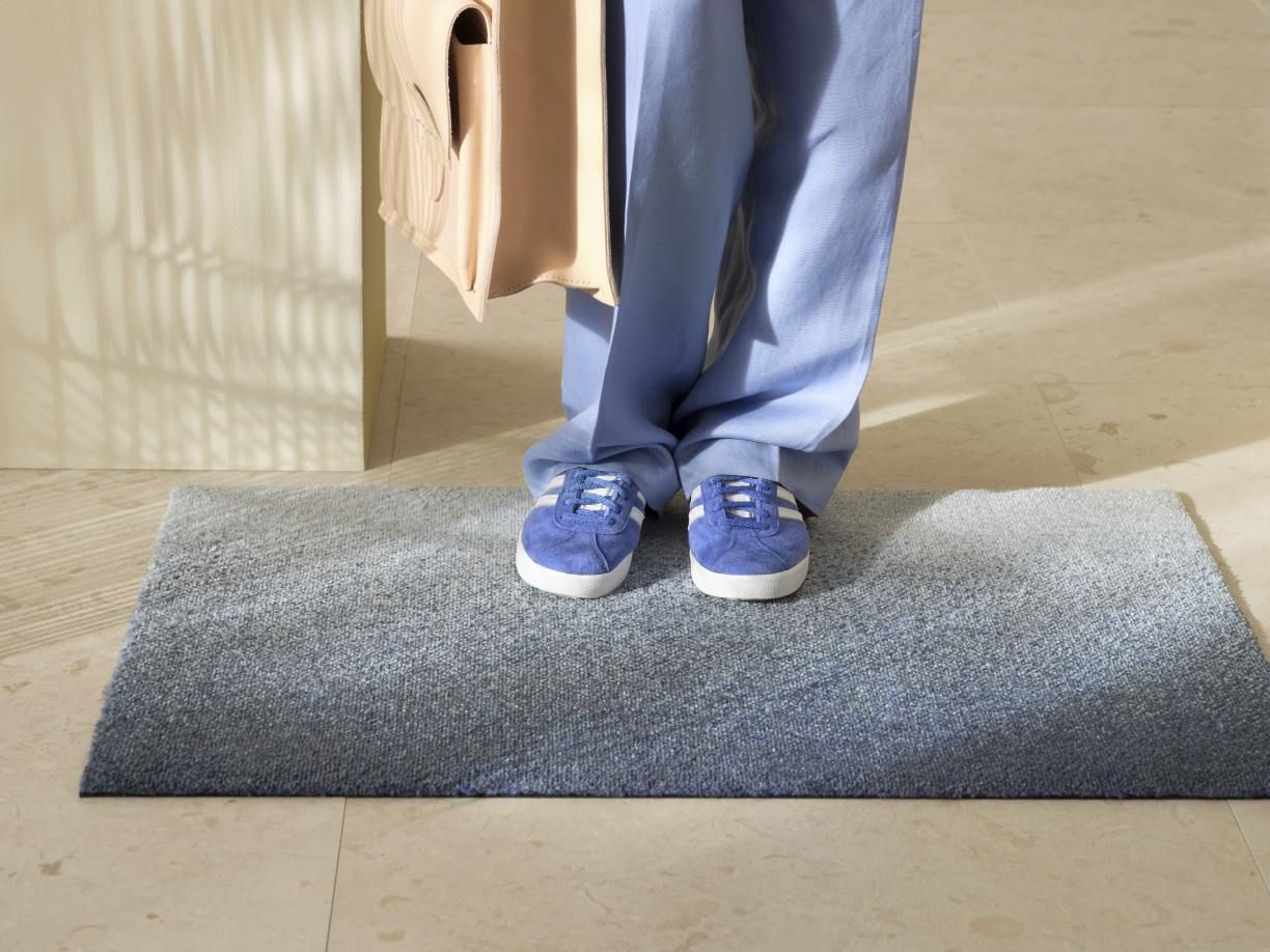 Blaue Dis Fußmatte von Heymat (85x150 cm) für Innen und Außen, mit blauen Schuhen.