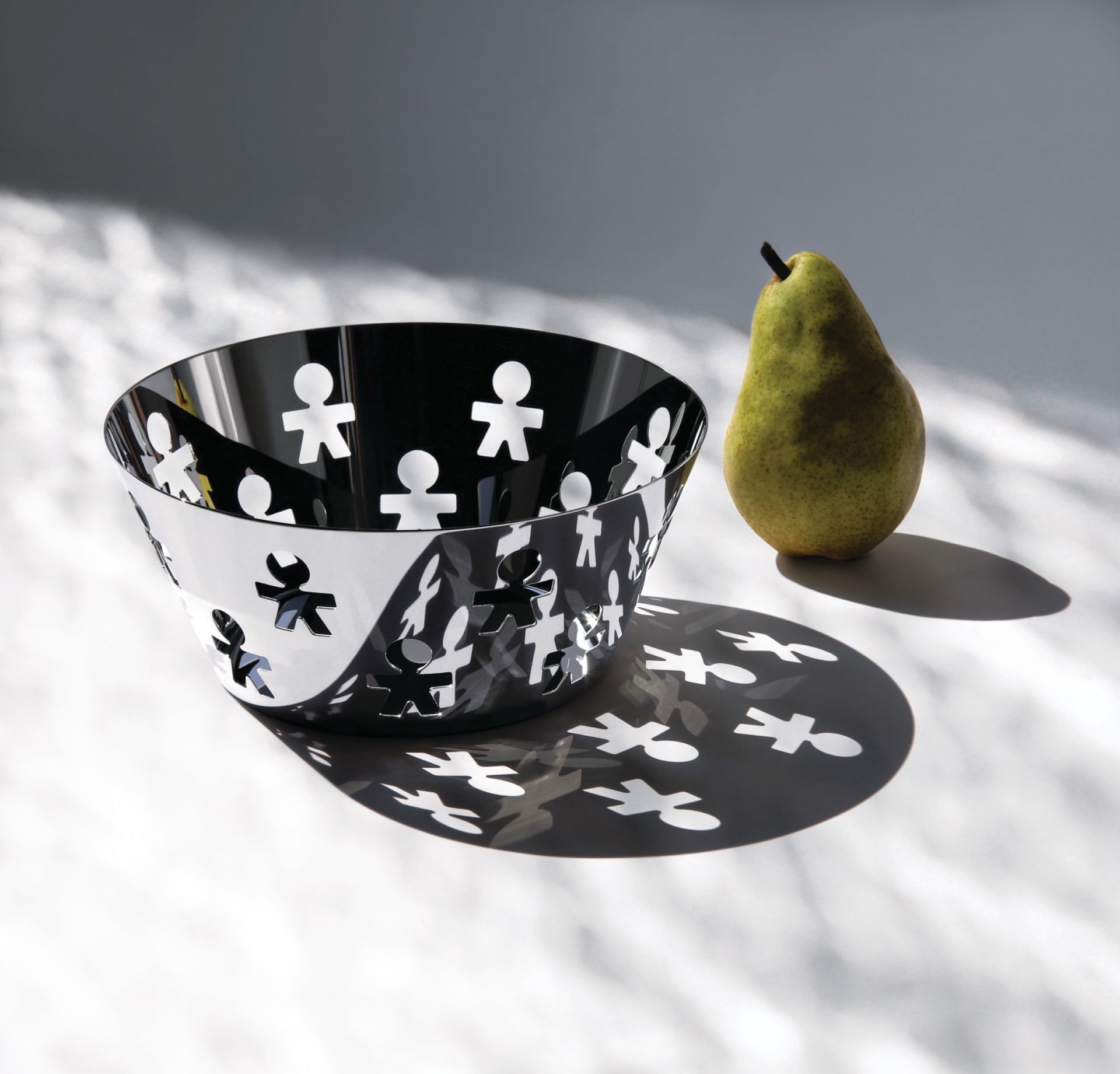 Alessi Girotondo Schale mit Lochmuster und Birne, moderne Obstschale aus Edelstahl, Designobjekt.