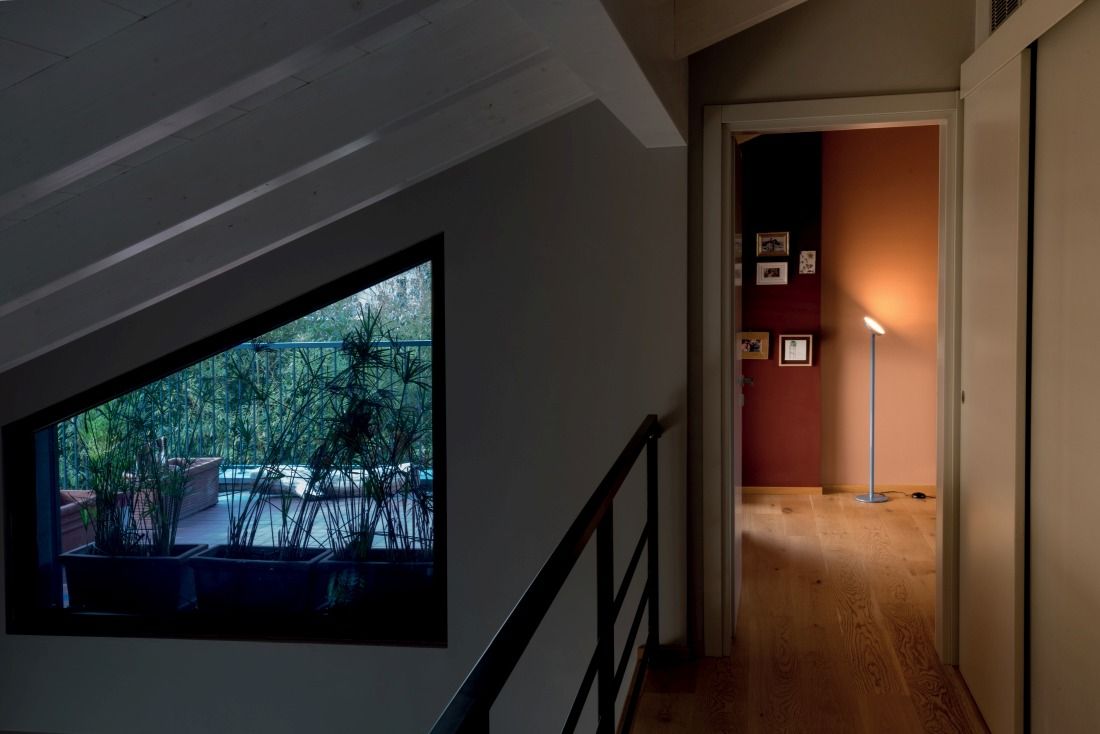 Hellblaue Cabriolette Stehleuchte von Martinelli Luce im Flur, moderne Innenbeleuchtung, Design Lampe.