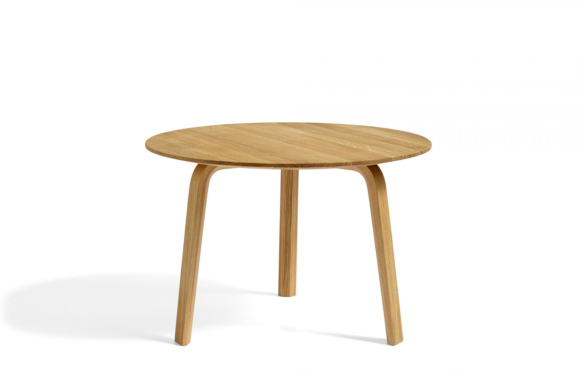 Bella Coffee Table von Hay, Beistelltisch aus geölter Eiche mit drei Beinen.