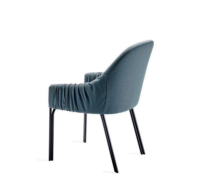 Celine Armchair Low Sessel von Freifrau Manufaktur, Stoffbezug in Petrol, schwarzes Metallgestell.