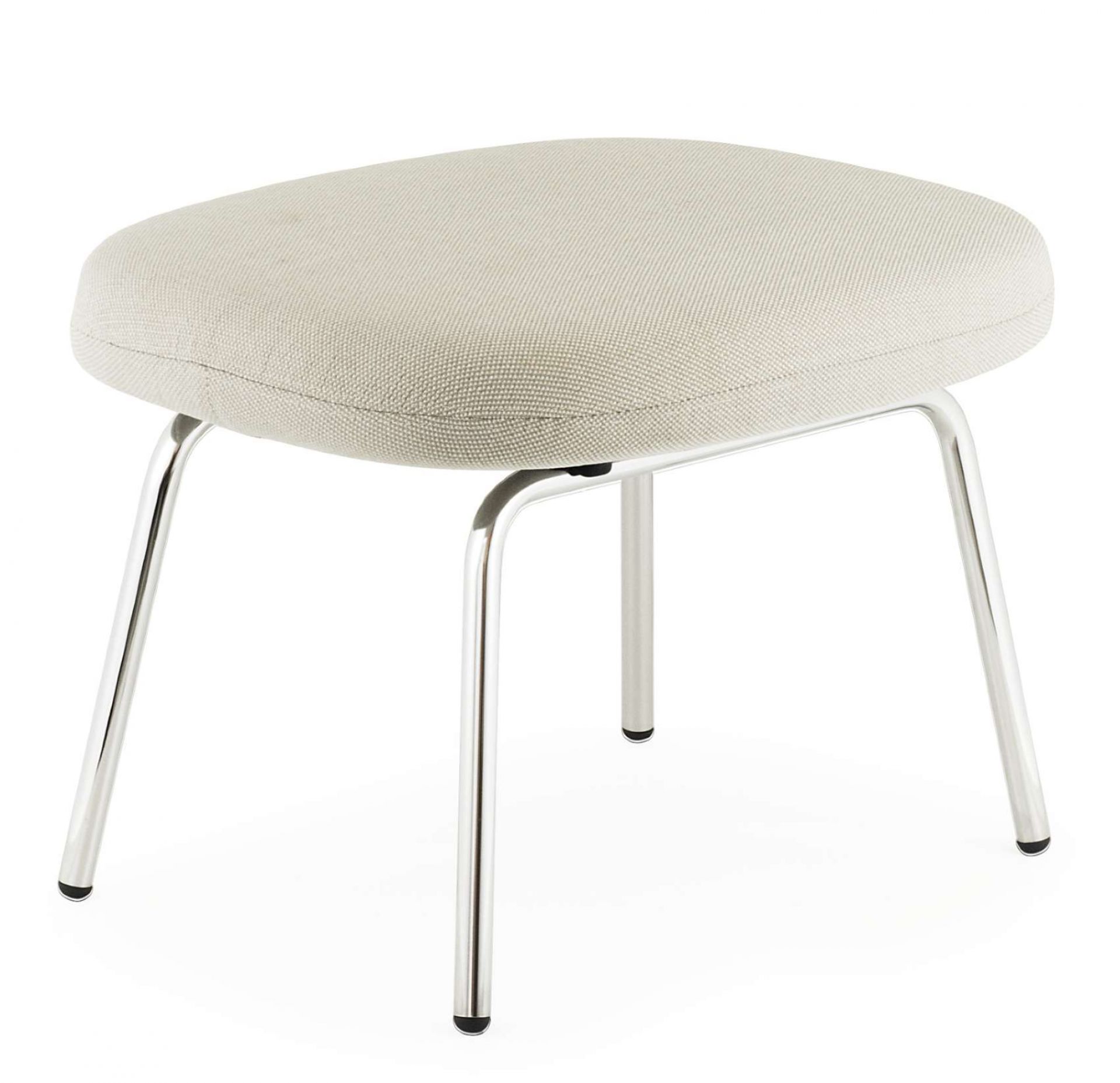 Beiger Era Fußhocker von Normann Copenhagen mit verchromten Beinen, ideal als bequeme Fußablage.