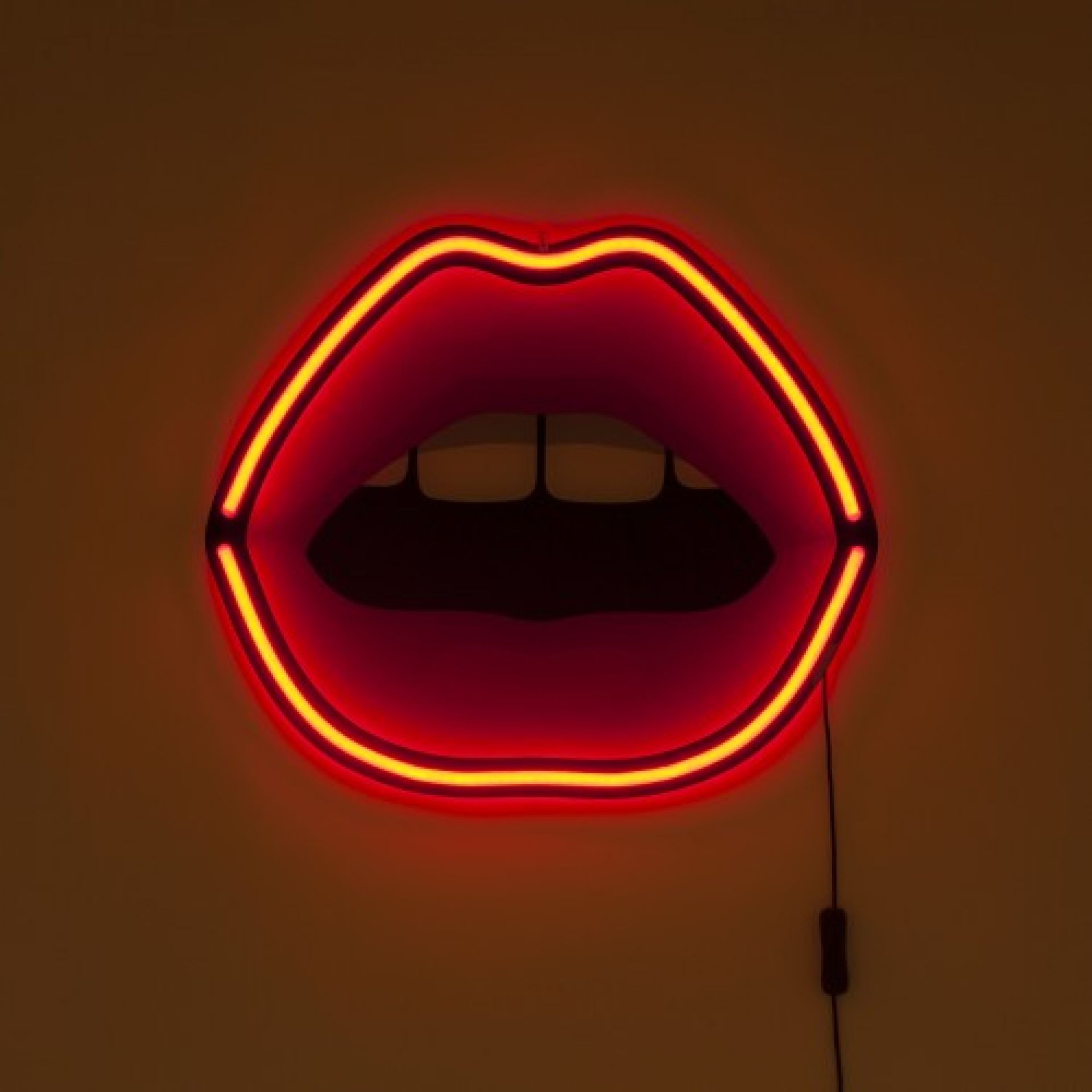Seletti Blow Mouth LED Wandleuchte: Rote Lippen mit Neon-Umrandung als dekorative Wandlampe.