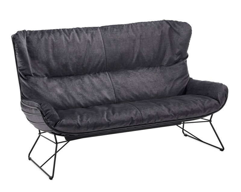 Graue Leyasol Wingback Couch mit Stoffbezug und schwarzem Metallgestell für Wohnzimmer und Lounge.