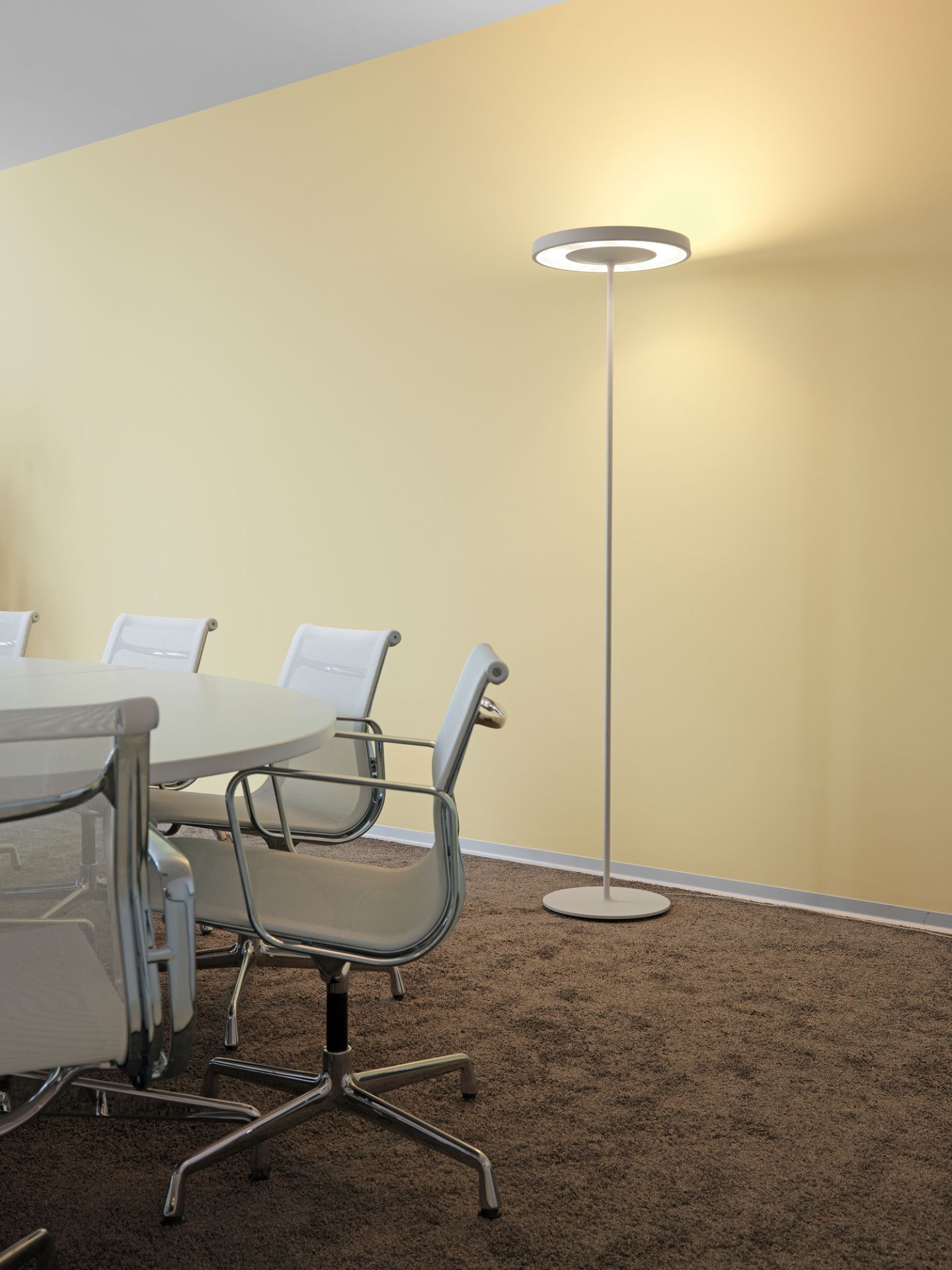 Belux Disk Stehleuchte: Moderne LED-Stehlampe in Schwarz für Büro und Wohnraum.