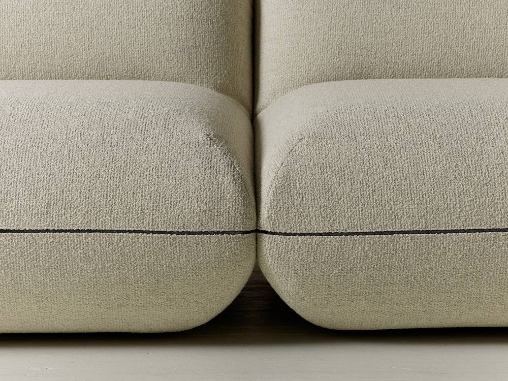 Detailaufnahme: Jalis21 Sofa in Hellgrau, modulare Polster, modernes Design, hochwertige Wohnzimmermöbel.