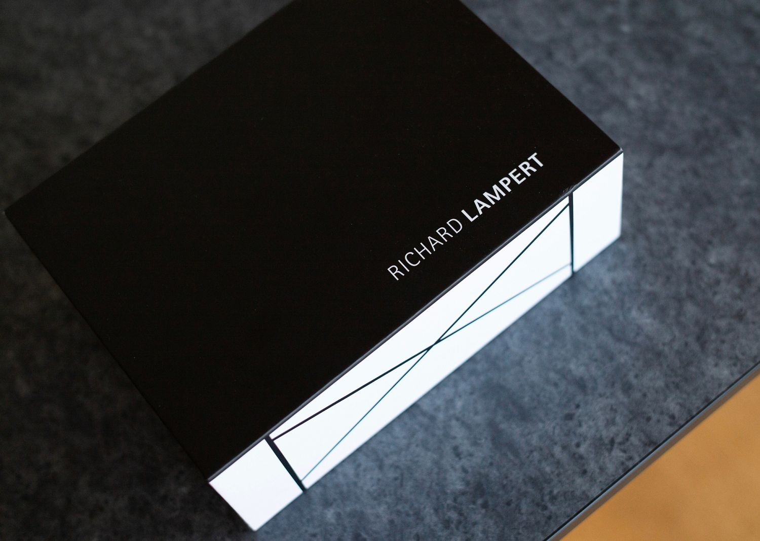 Eiermann Musterbox von Richard Lampert: Schwarze Box mit weißem Linienmuster für Designliebhaber.