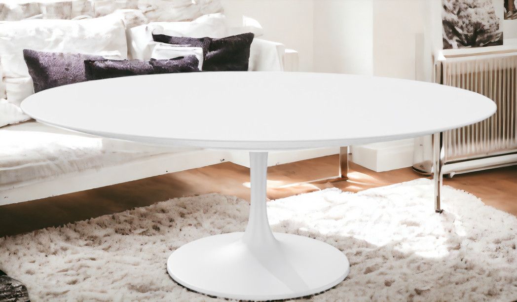 Weißer Saarinen oval Couchtisch H 39 cm von Knoll International im modernen Wohnzimmer. Design Couchtische.