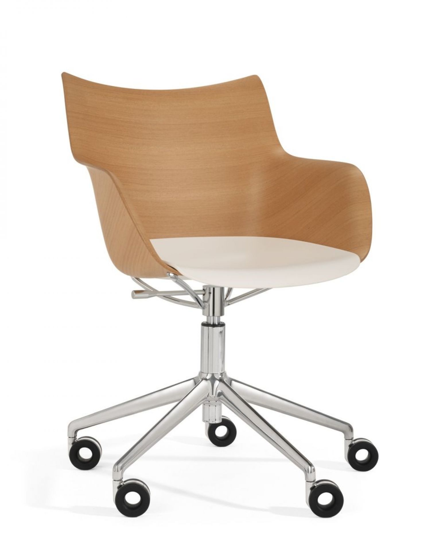 Q/Wood Drehstuhl von Kartell: Bürostuhl mit Holzschale, weißem Sitzpolster und Chromfuß mit Rollen.