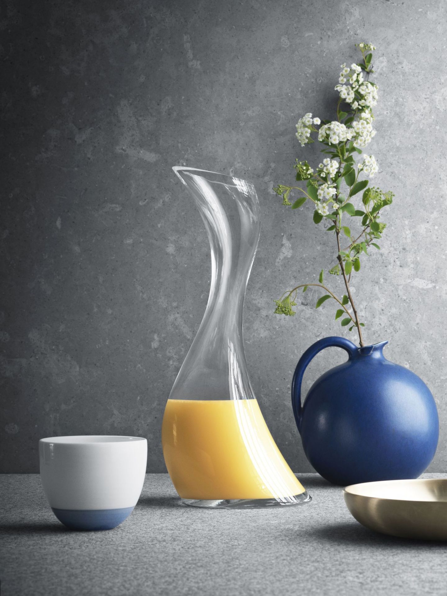 Elegante Cobra Karaffe von Georg Jensen, Klarglas, mit Saft gefüllt, stilvolle Tischdekoration.