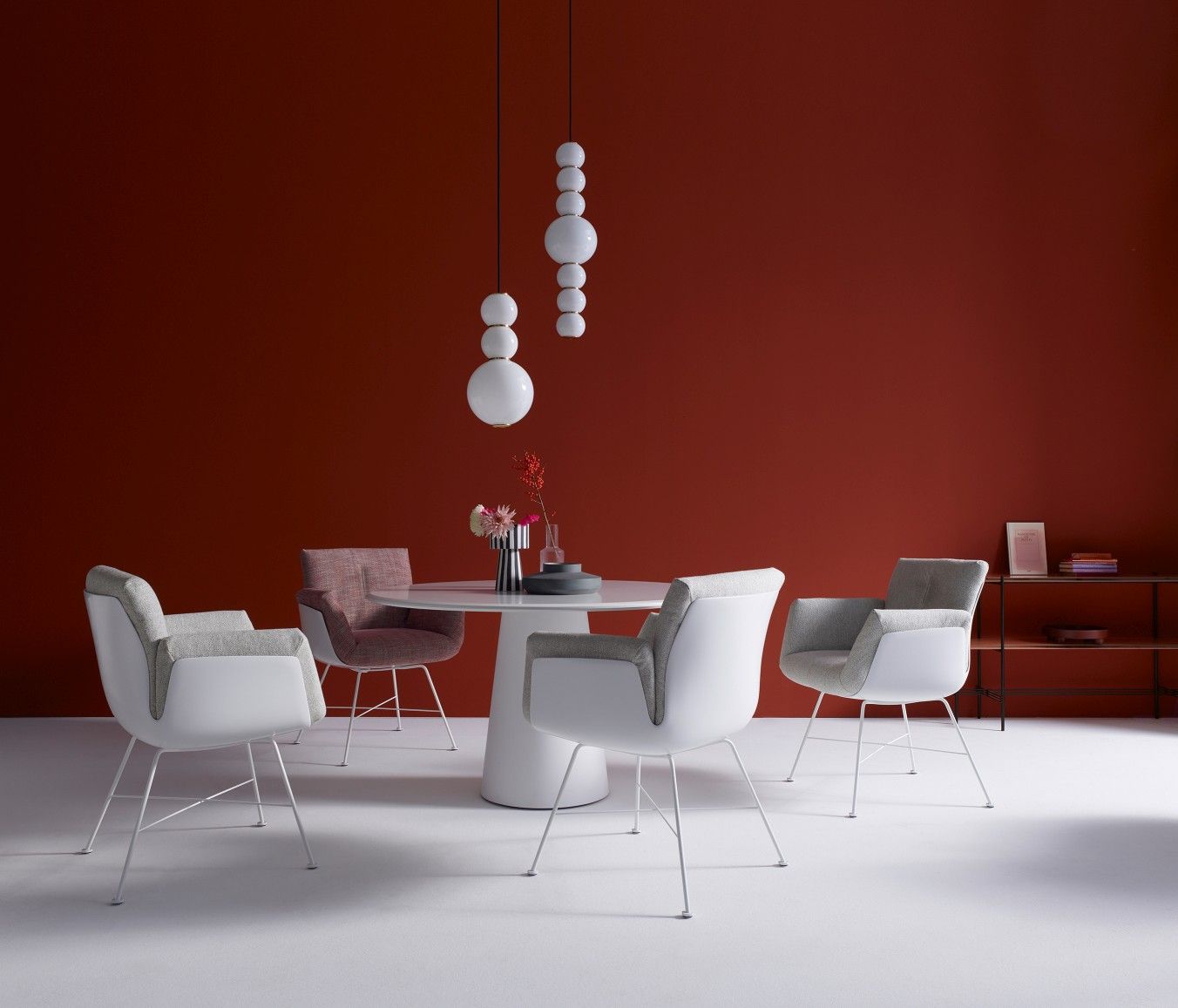 Alvo Armlehnstuhl mit Drahtgestell von Cor am Esstisch, modernes Möbeldesign.