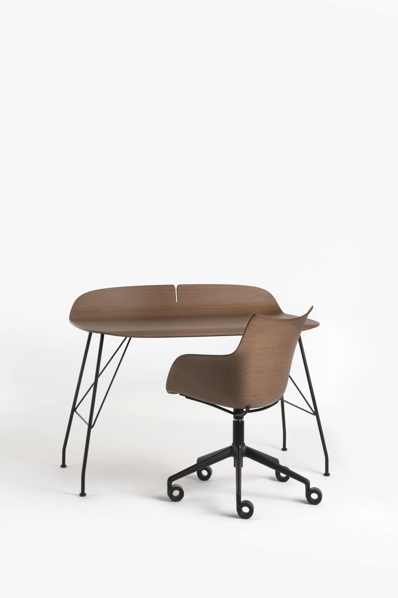 Q/Wood Drehstuhl mit dunklem Holz und schwarzem Rahmen von Kartell, Bürostuhl für Arbeitszimmer.