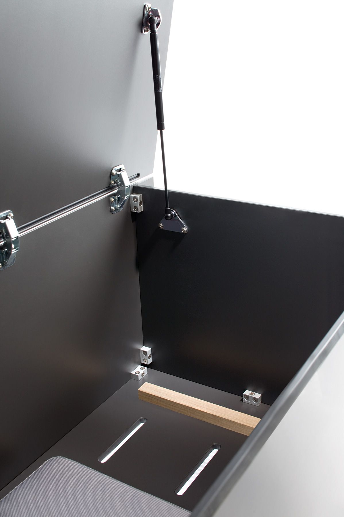 Innenansicht der anthrazitfarbenen EL Pecho Kissentruhe von Conmoto mit geöffnetem Deckel und Belüftungsschlitzen.