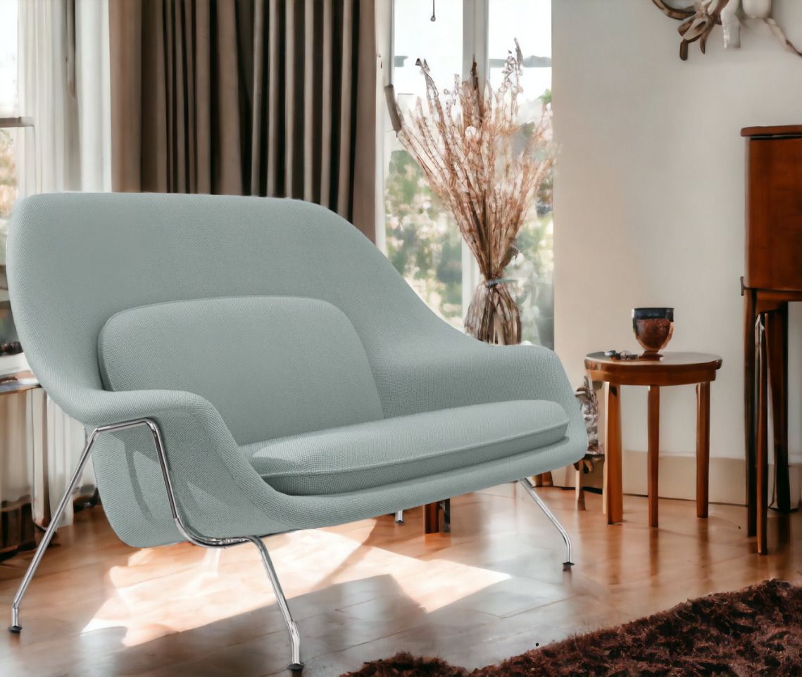 Helles Womb Sette Sofa von Knoll International mit Chromgestell im modernen Wohnzimmer.