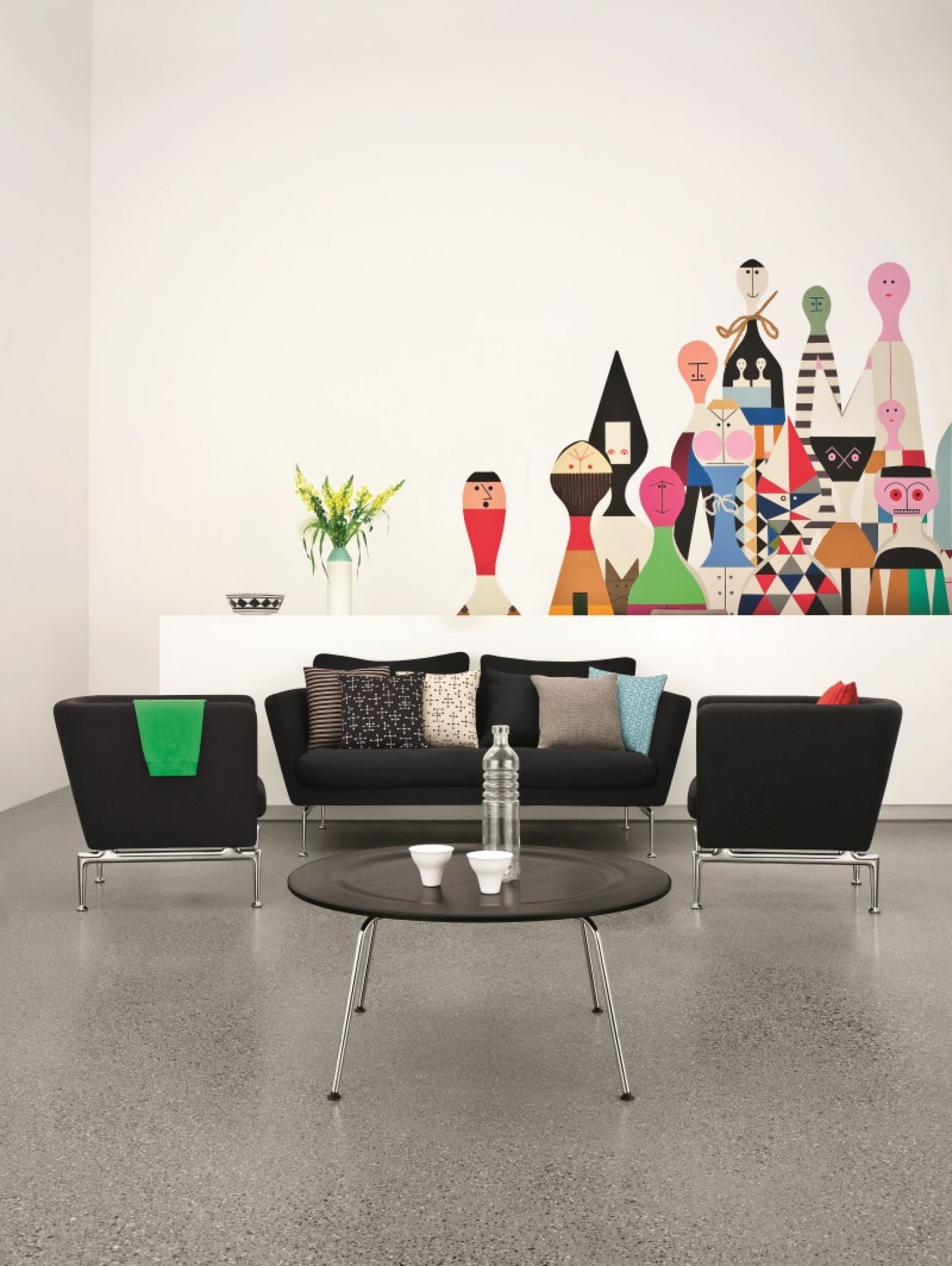 Schwarzer Suita Club Sessel von Vitra mit Sofa und Tisch in modernem Wohnzimmer.