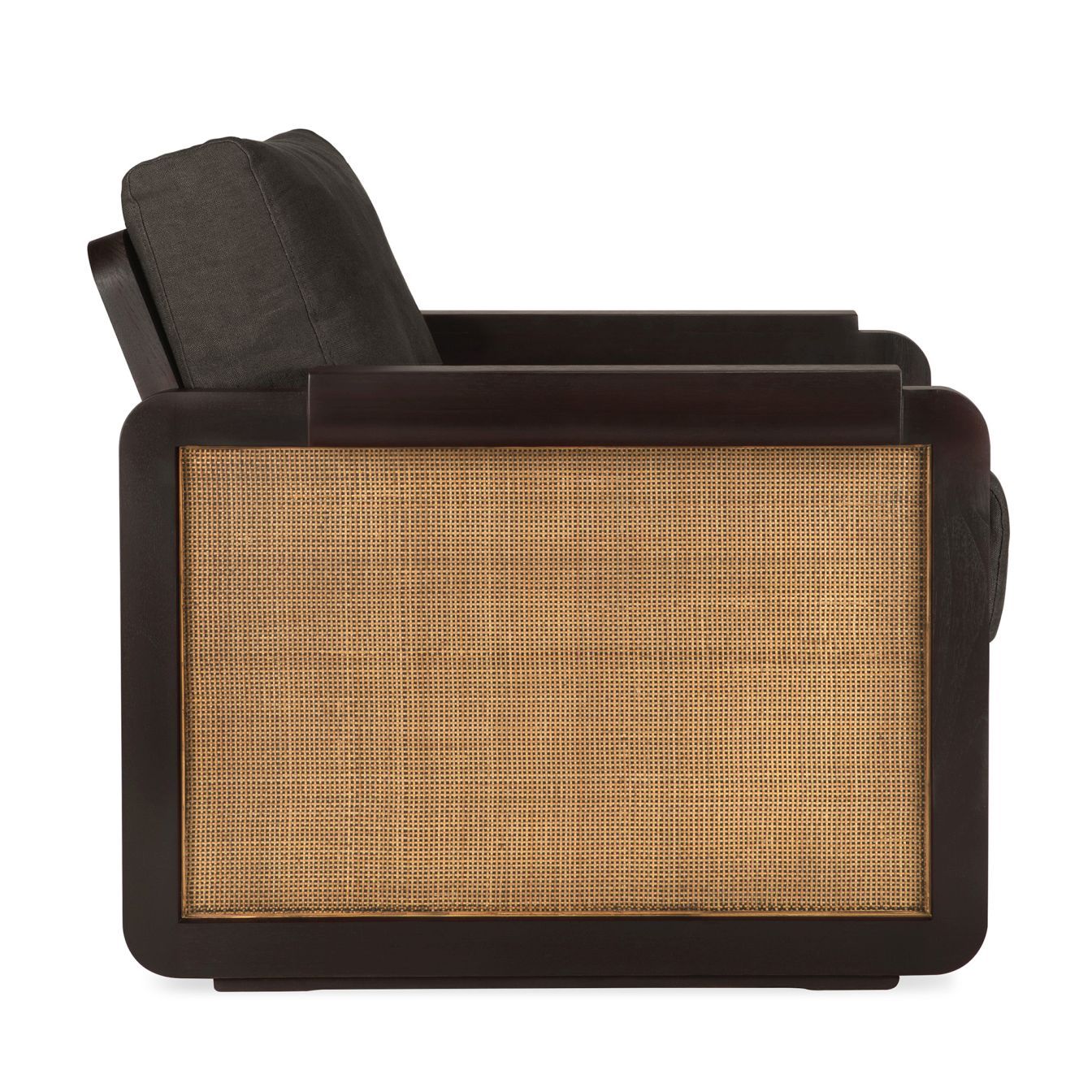 Ethnicraft Panel Lounge Sessel, Seitenansicht: Dunkles Holzgestell mit Rattan und grauen Kissen. Bequemer Sessel für Wohnzimmer.