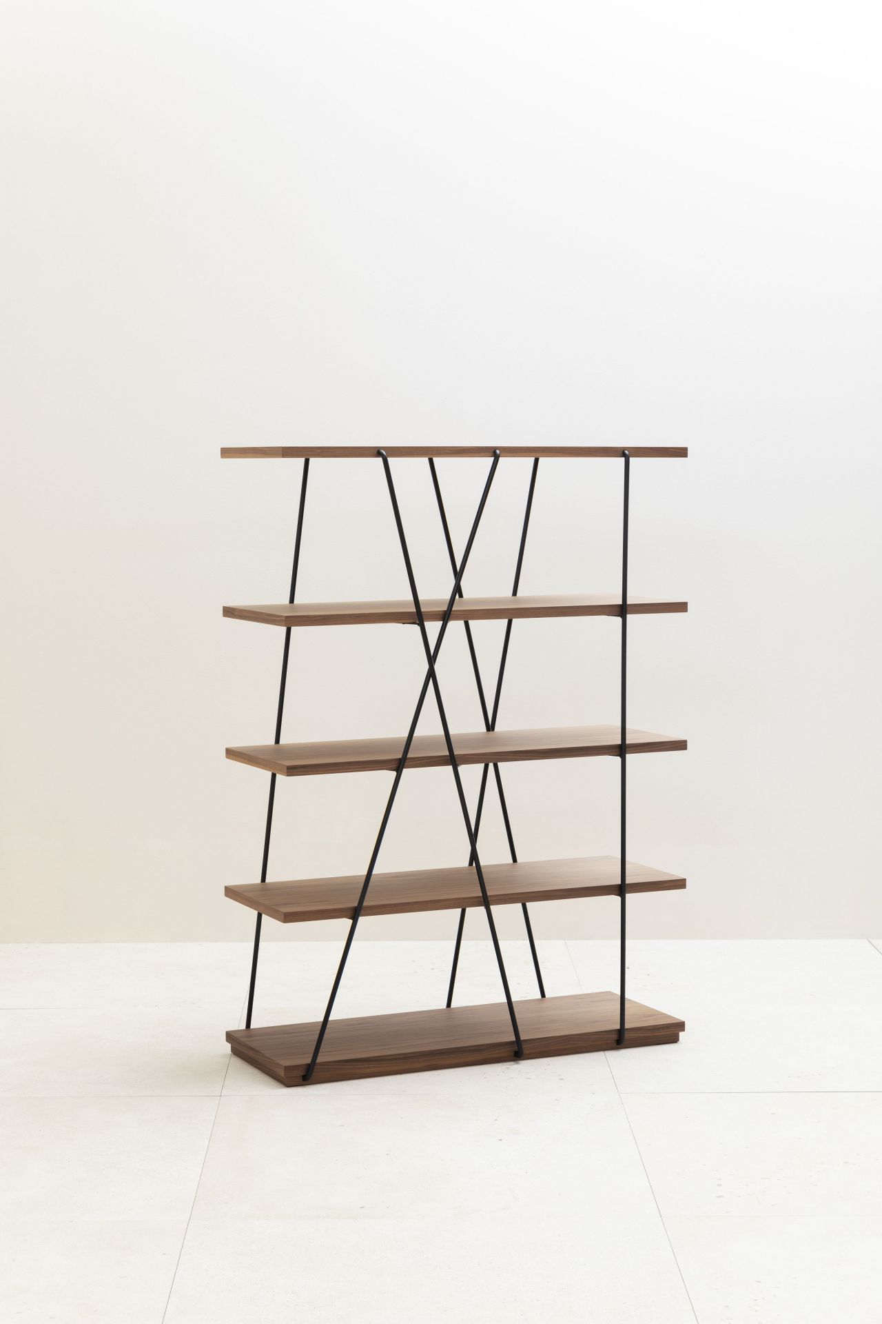 Matassa Regal, ein modernes Walnuss-Regal von Miniforms mit schwarzem Metallgestell und fünf Regalböden.