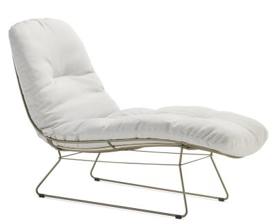 Weiße Leyasol Sonnenliege von Freifrau Manufaktur für Indoor und Outdoor, bequeme Polsterung und modernes Design.