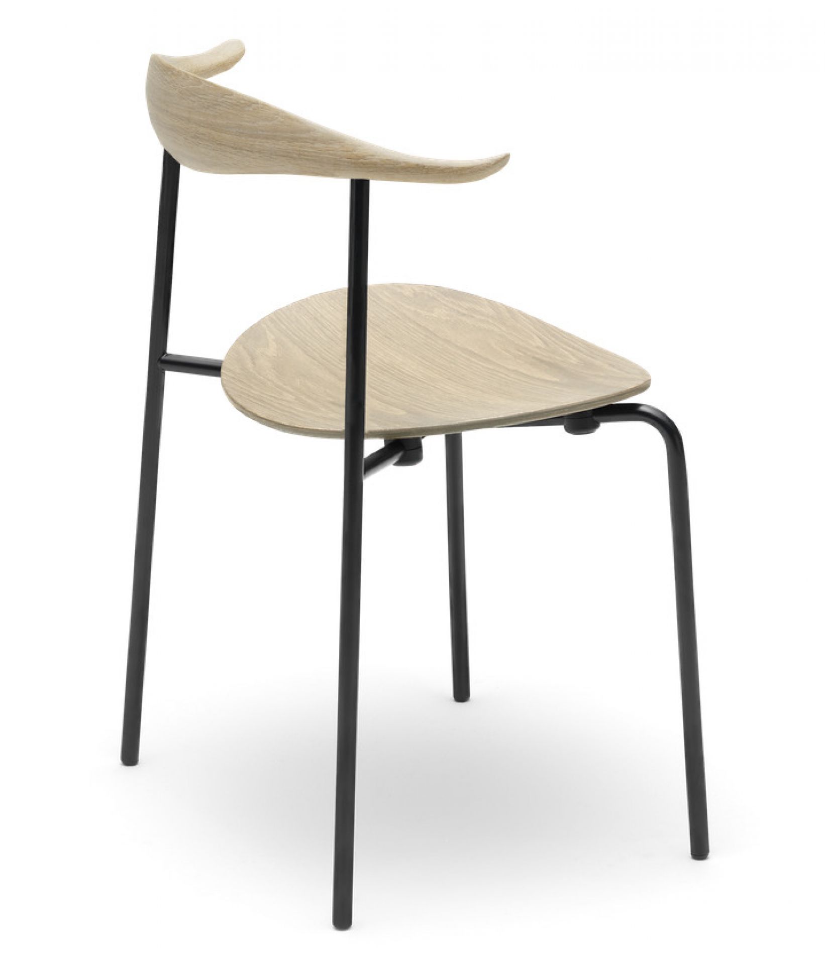 CH88T Stuhl von Carl Hansen & Søn: Eiche geseift, Stahlgestell schwarz. Designstuhl.