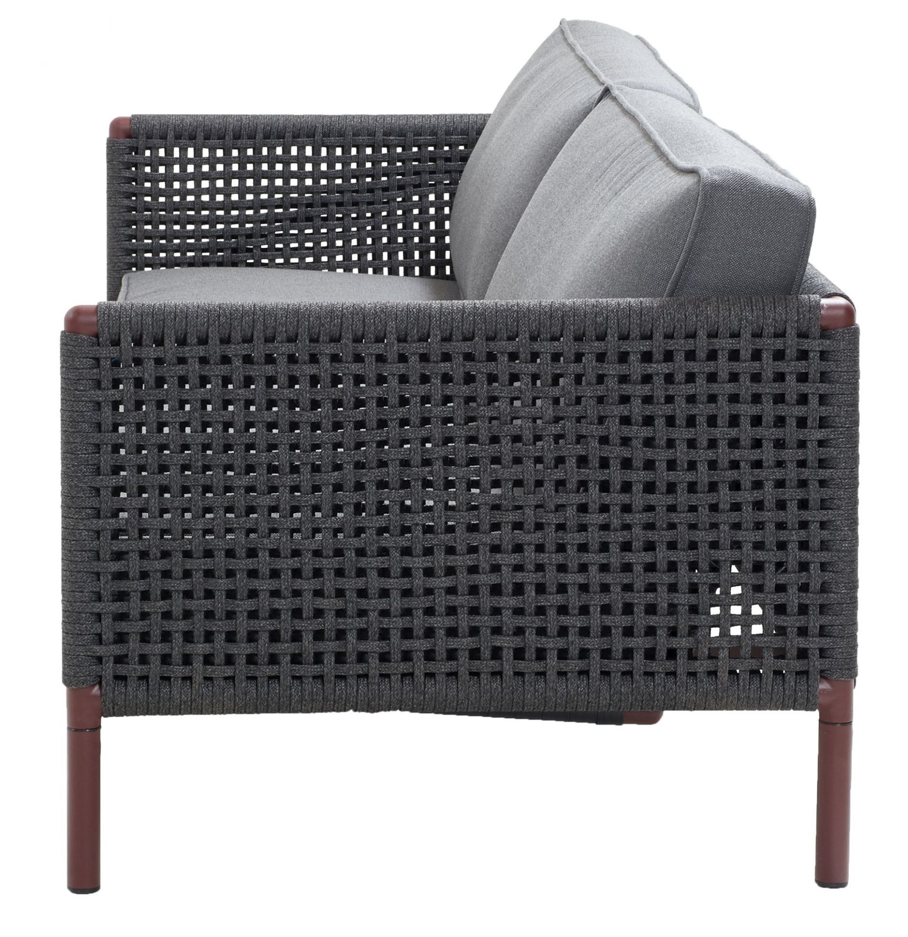 Encore Sofa: Cane-Line 3-Sitzer Gartensofa in Bordeaux mit AirTouch Kissen, seitliche Ansicht.