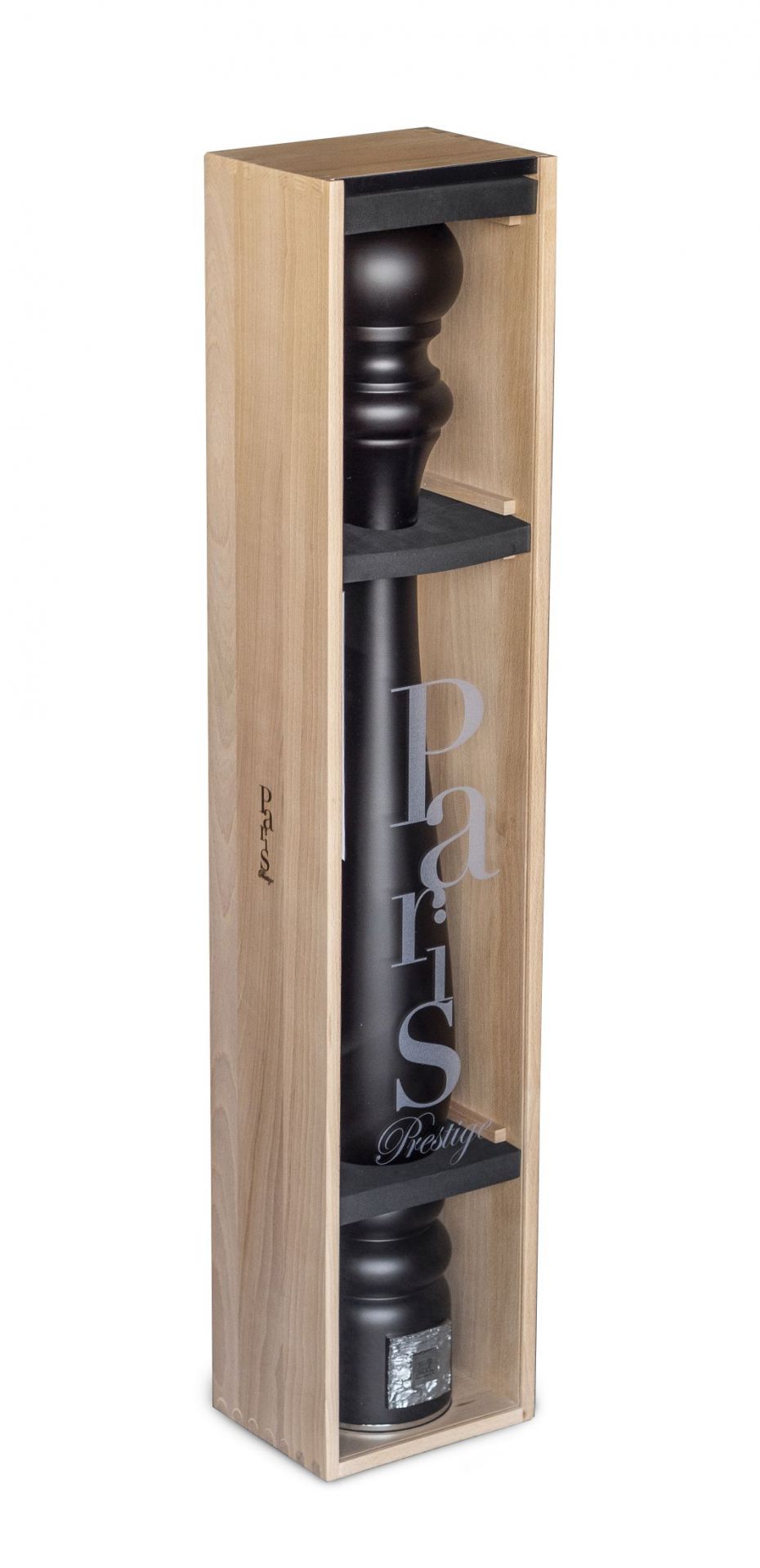 Schwarze Paris Prestige Pfeffermühle von Peugeot, 110 cm, in einer hellen Holzbox.