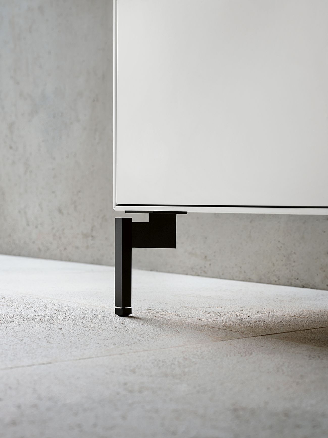 Detailaufnahme: Schwarze Füße des weißen Nex Pur Box Sideboards von Piure.
