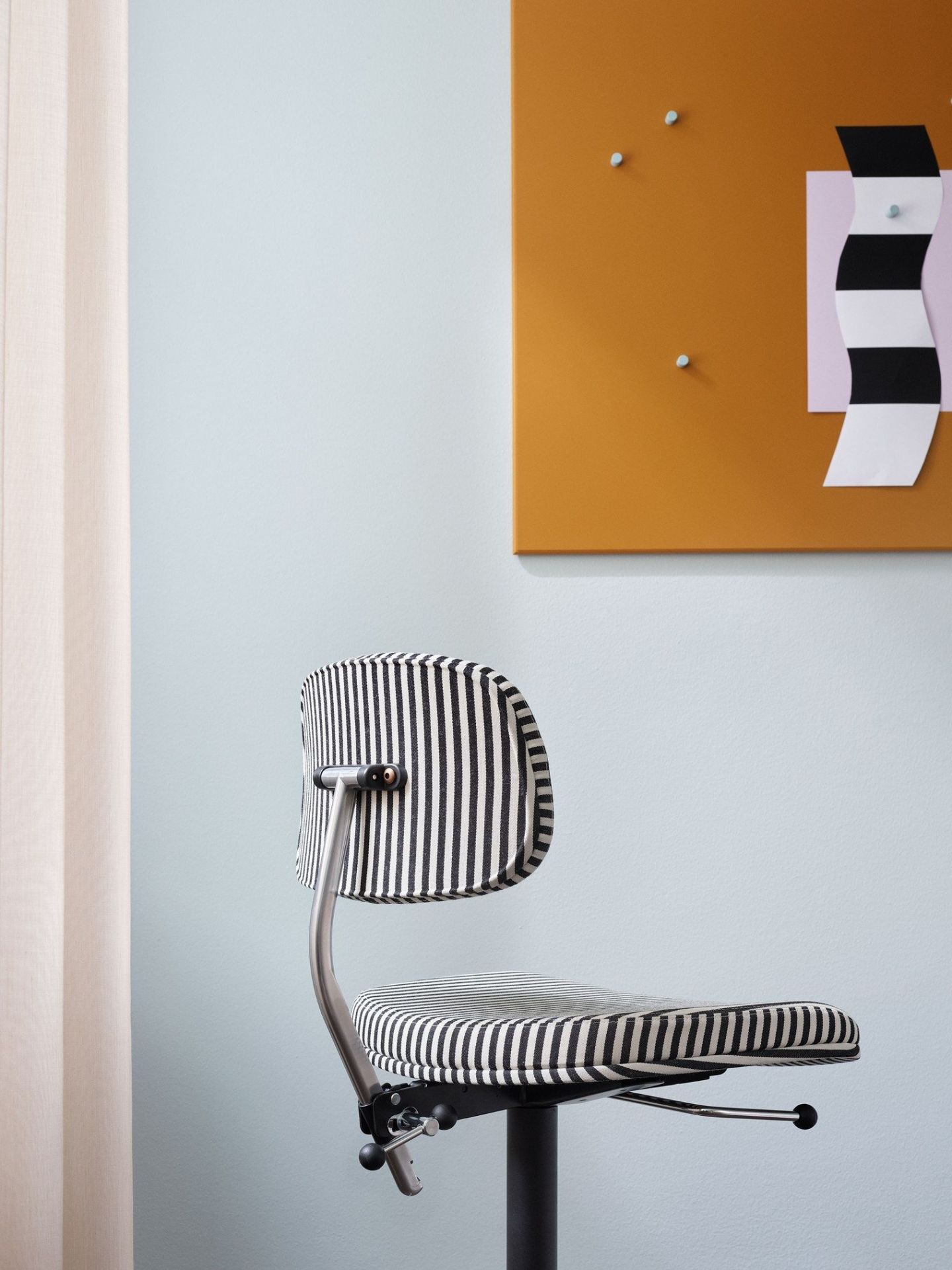 Kevi Bürostuhl 2534U Montana mit schwarz-weiß gestreiftem Bezug, ergonomisch und modern.