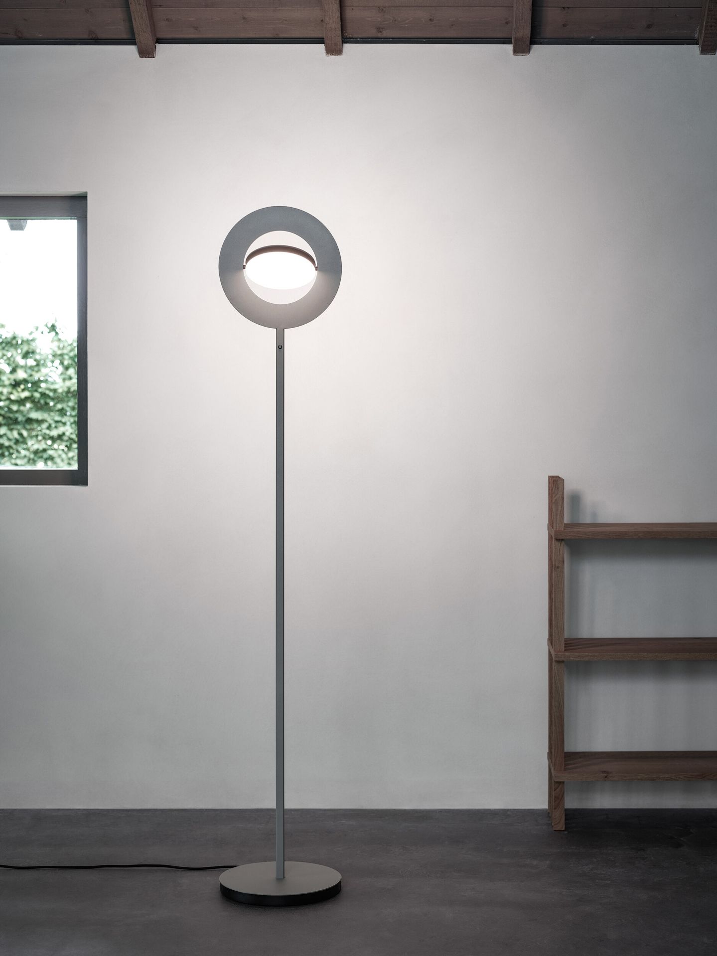 Signum Floor Stehleuchte Japth: Moderne Stehlampe mit kreisförmigem Lampenschirm und warmem Licht.