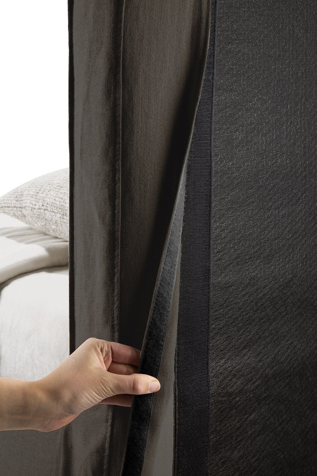 Detailaufnahme Revive Bett: Abnehmbarer Leinenbezug in Grau wird geöffnet, Bettwäsche sichtbar.