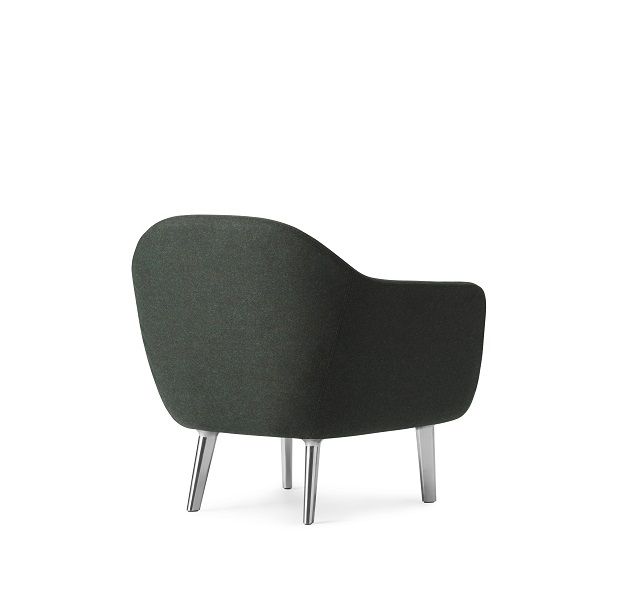 Rückansicht: Sum Lounge Armchair Sessel von Normann Copenhagen mit dunkelgrünem Stoffbezug und Metallbeinen.