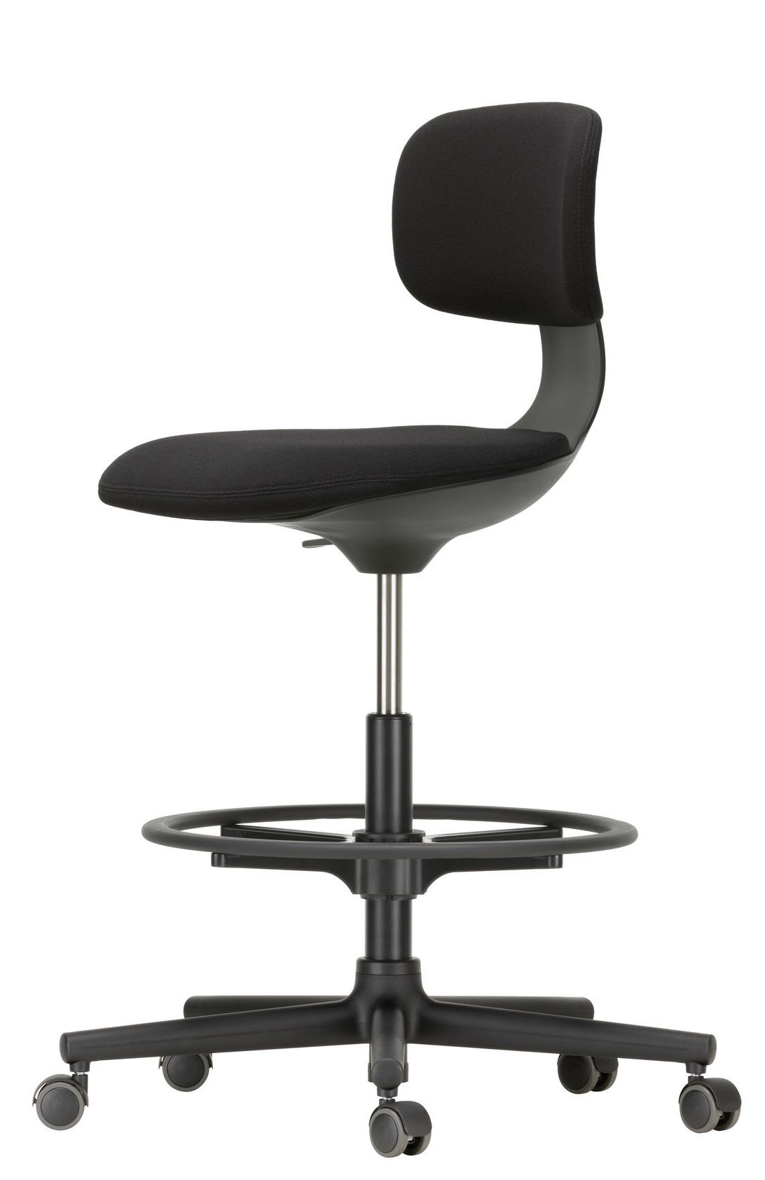 Schwarzer Vitra Rookie High Bürostuhl mit Fußstütze und Rollen vor weißem Hintergrund.