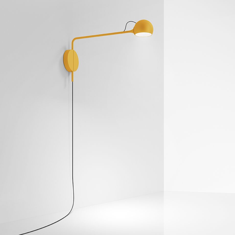 Gelbe Ixa Wandleuchte von Artemide mit Stecker, modernes Design für Wohnraumbeleuchtung.