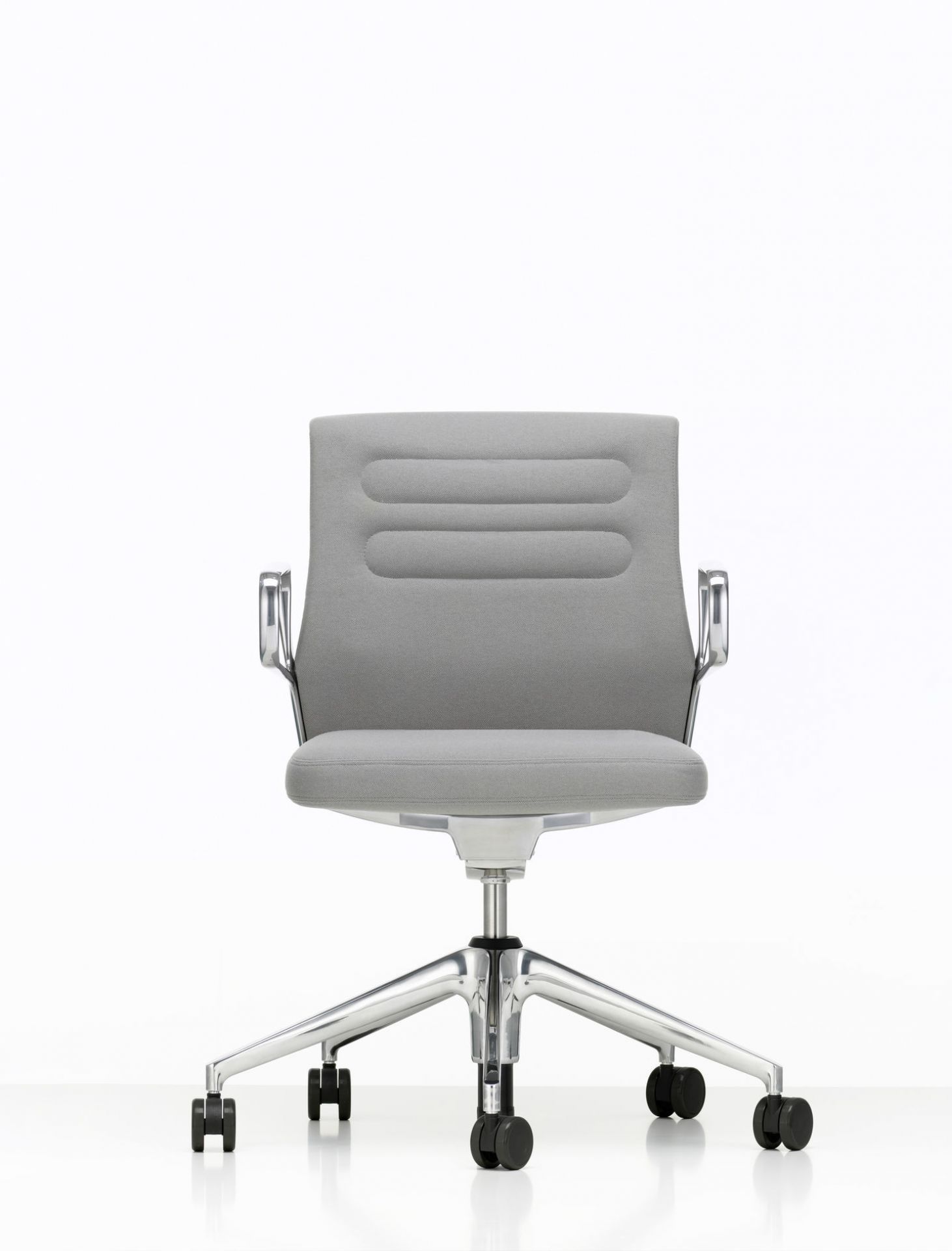 Grauer AC5 Studio Bürostuhl von Vitra mit Chromgestell und Rollen, Frontansicht. Ergonomischer Drehstuhl für Büro und Homeoffice.