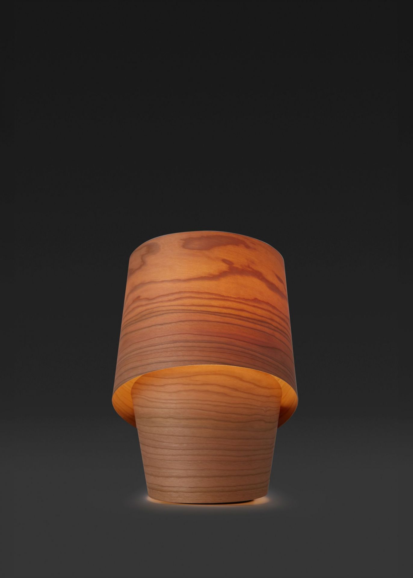 Tiny Tischleuchte von LZF Lamps aus Holzfurnier, warmes Licht für Nachttisch oder Schreibtisch.