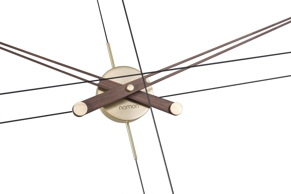 Detailaufnahme der Delmori Clock Wanduhr von Nomon in Schwarz und Walnuss. Design Wanduhr.