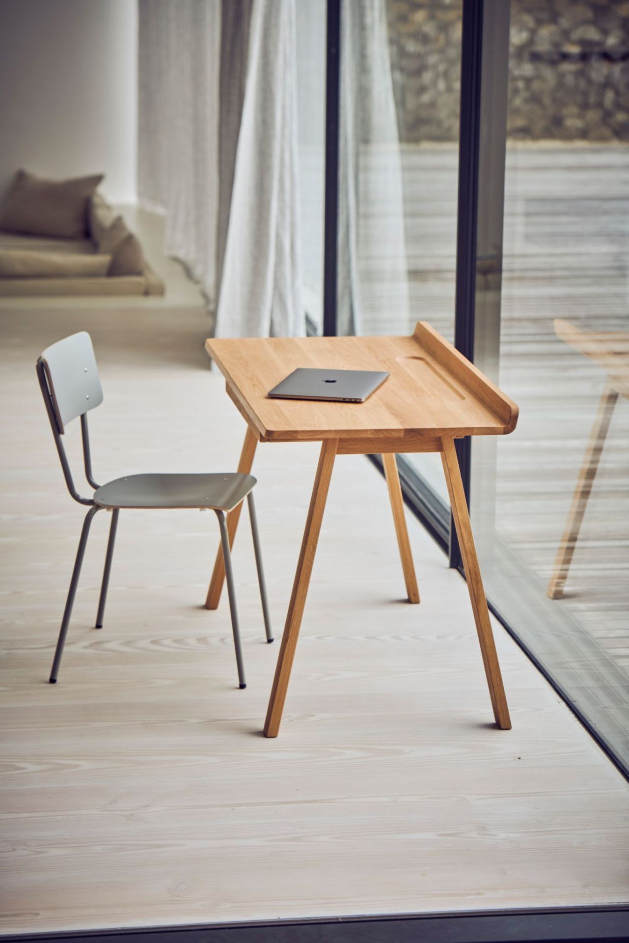 Nara Schreibtisch von Jan Kurtz aus Holz mit Schublade und Laptop, minimalistisches Design.