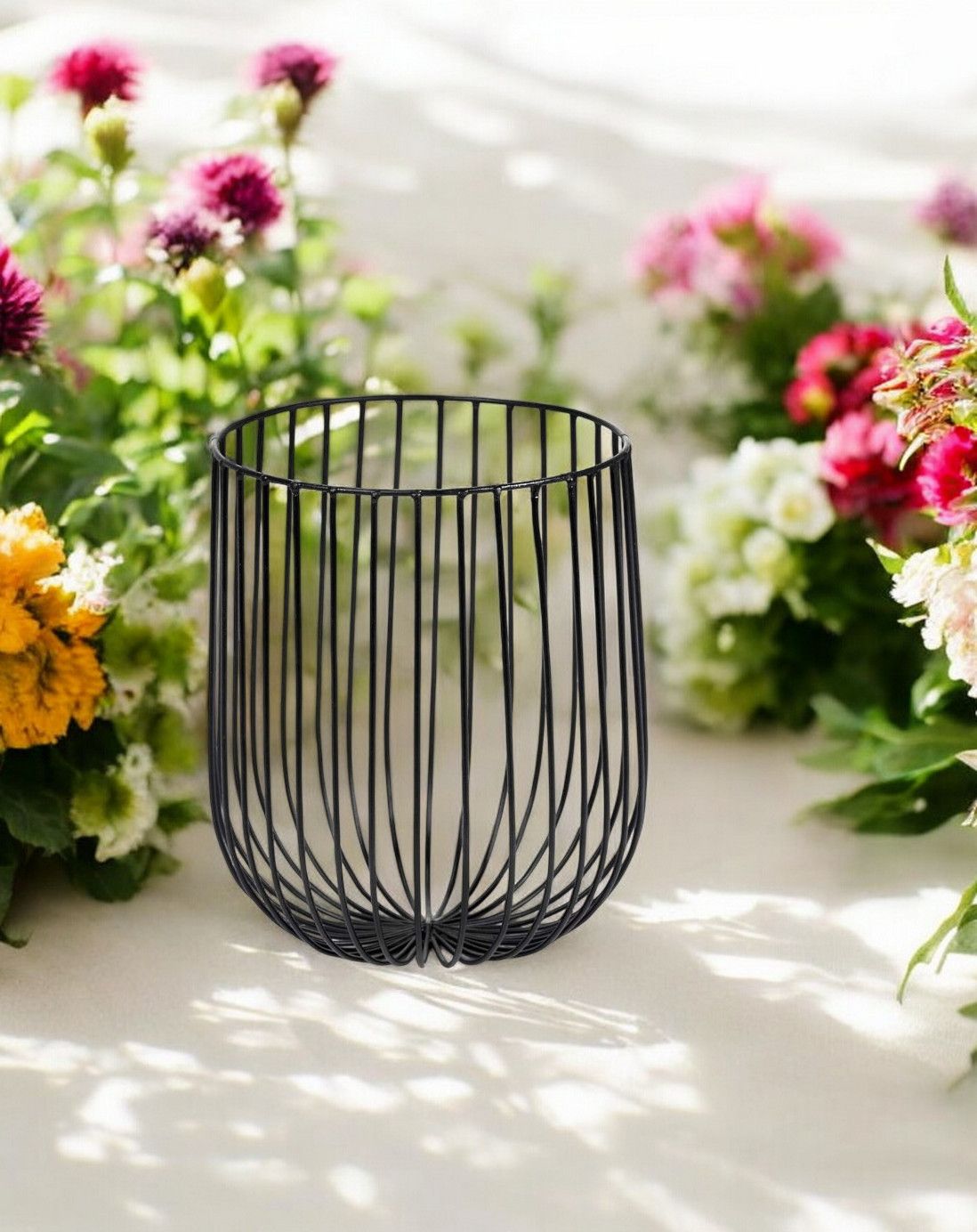 Schwarzer Catu Korb von Serax, ein dekorativer Drahtkorb für Blumen oder als Aufbewahrungskorb.
