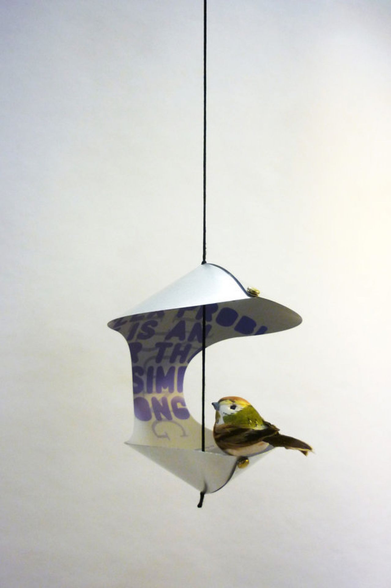 Vogelstation von Daniel Grimme, ein Einzelstück: Moderne Hänge-Futterstelle mit Vogel aus Keramik.