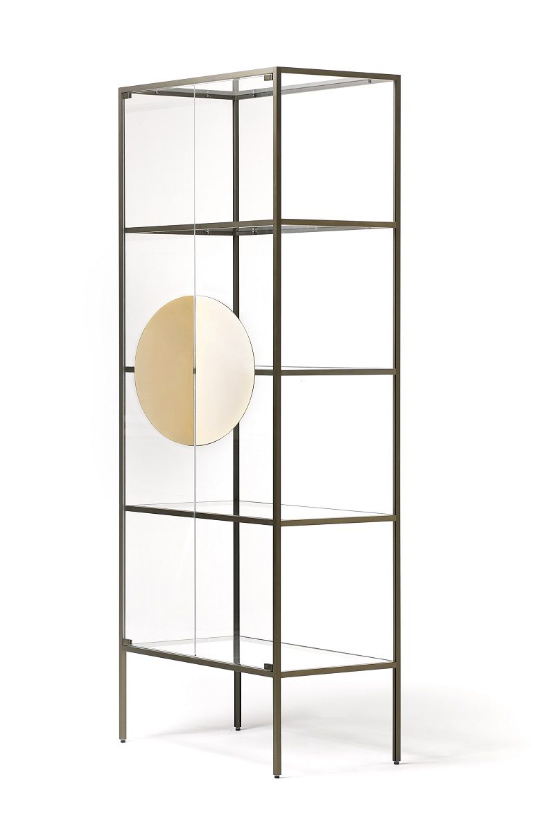 Yang Vitrine von Opinion Ciatti: Modernes Glasschrank-Design mit goldfarbener, runder Tür und filigranem Metallgestell.